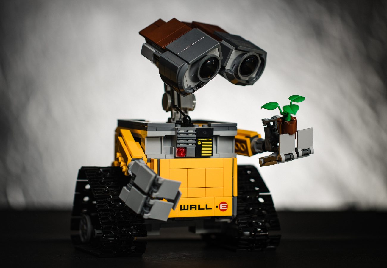 LEGO Roboter guckt auf Pflanze, WALL-E